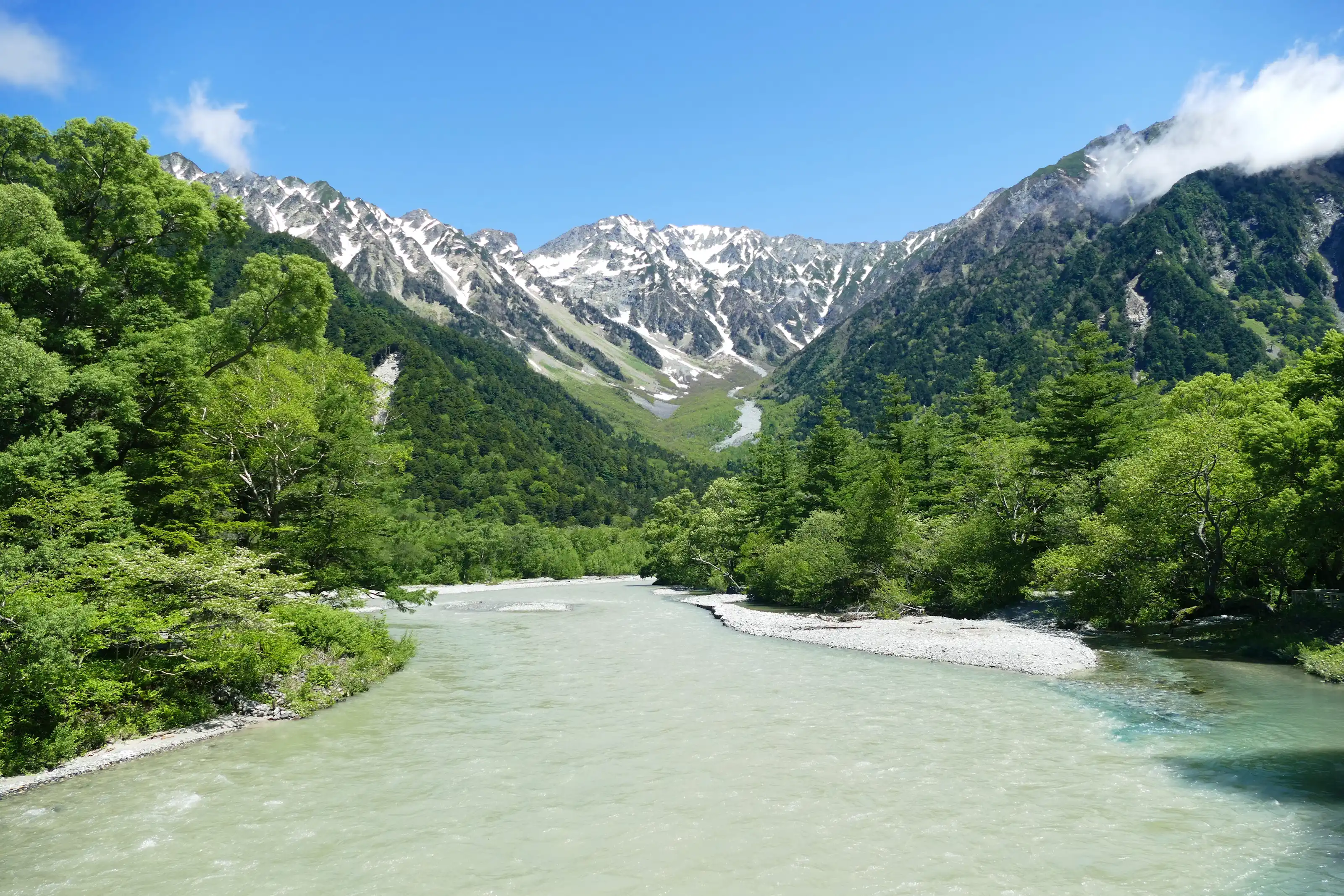 上高地梓川穿行山谷的清澈溪水
