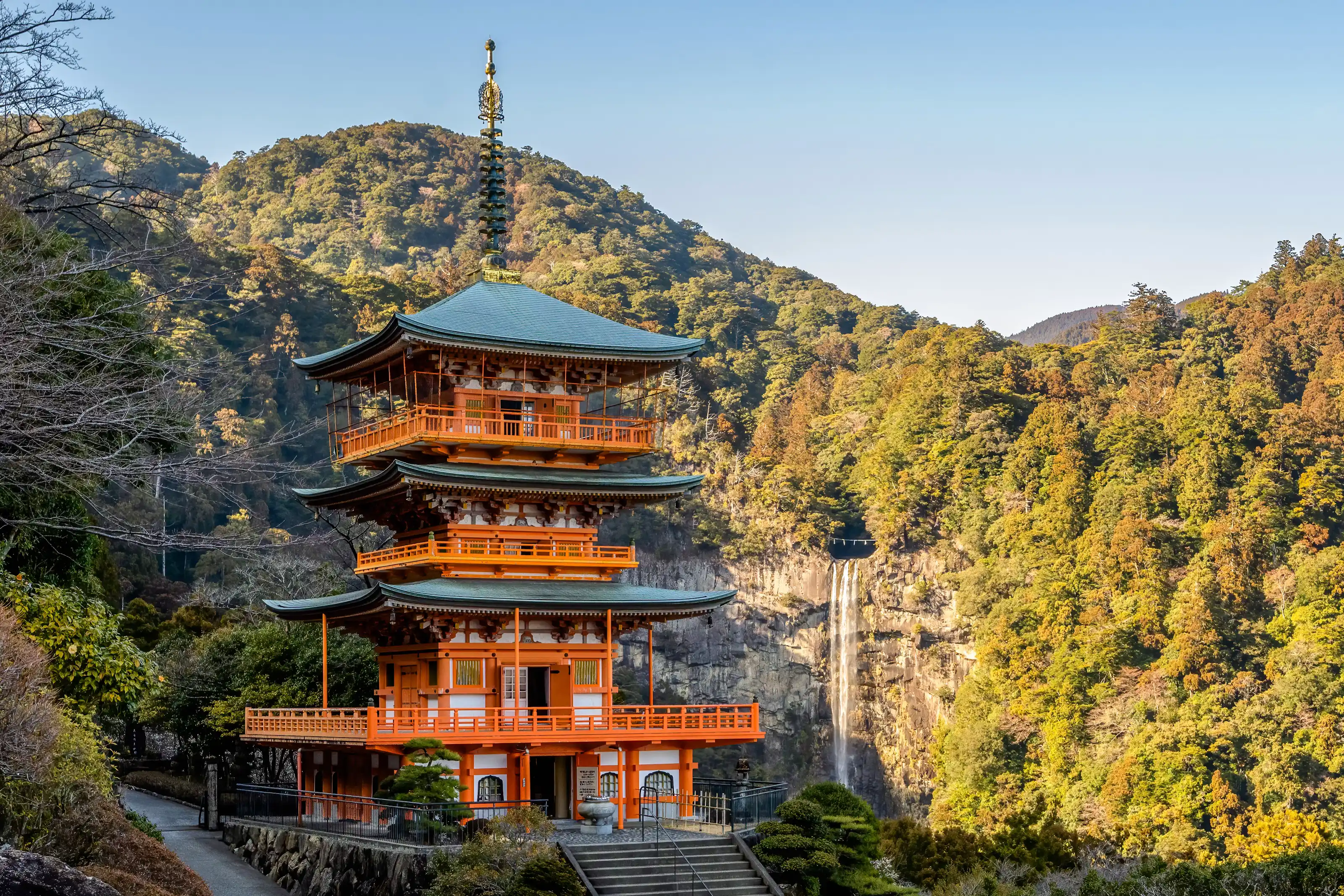 那智山熊野古道旁的瀑布与佛塔