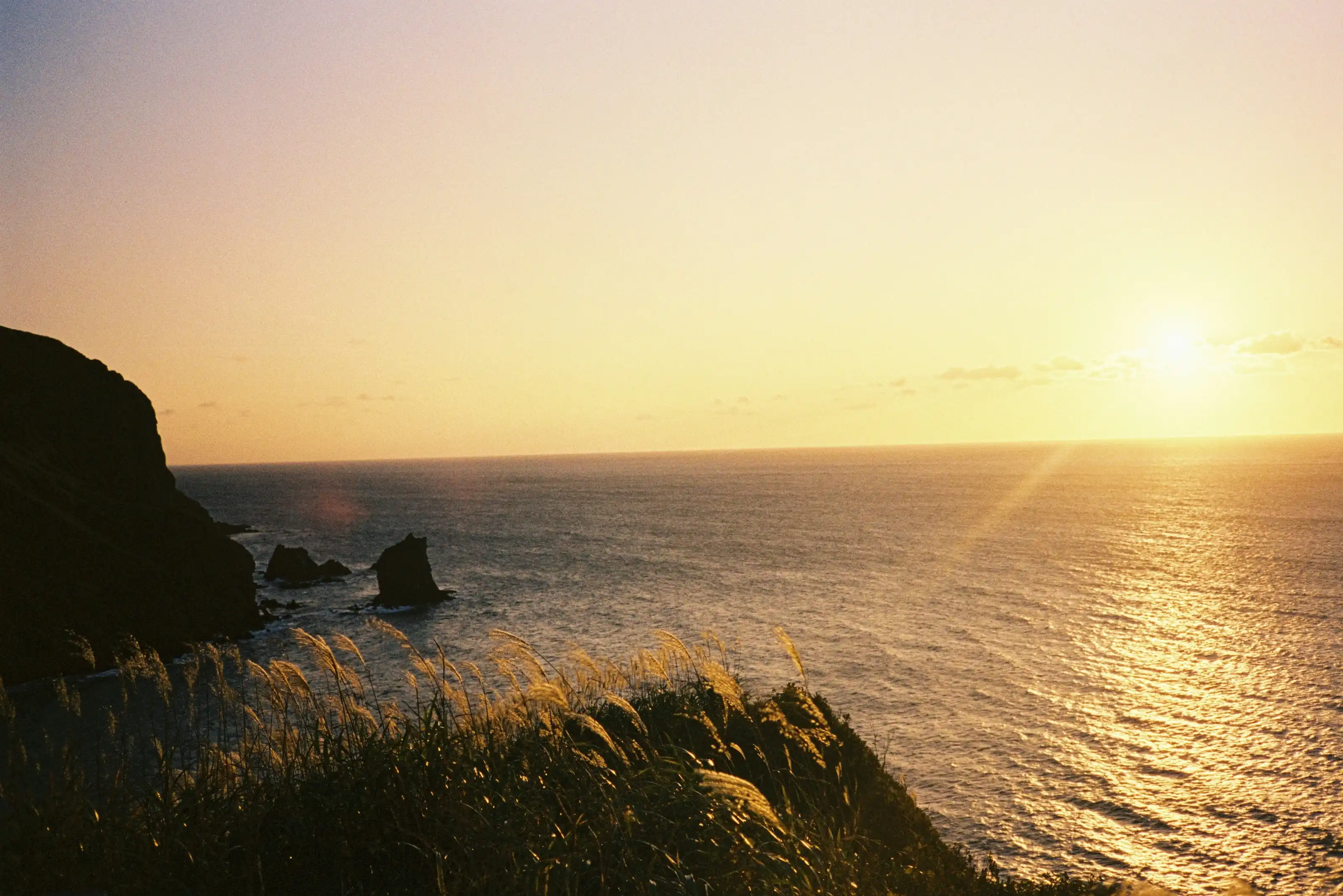 礼文岛海崖上的金色夕照与海中岩礁
